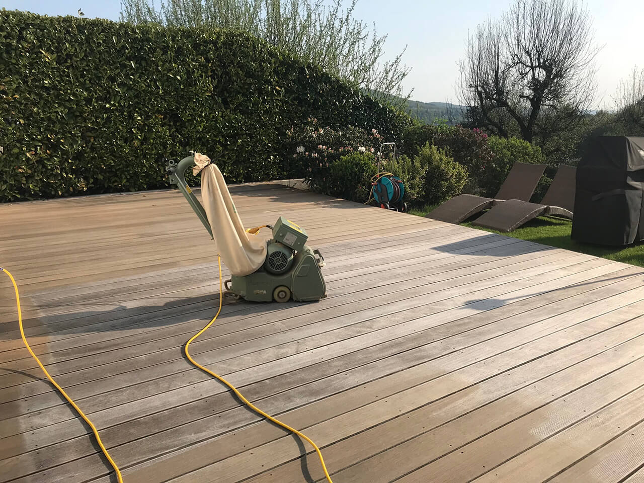 Terrassen aufbereiten, reinigen, schleifen und ölen, vergrautes Holz auffrischen, neue Optik ohne Holzwechsel.