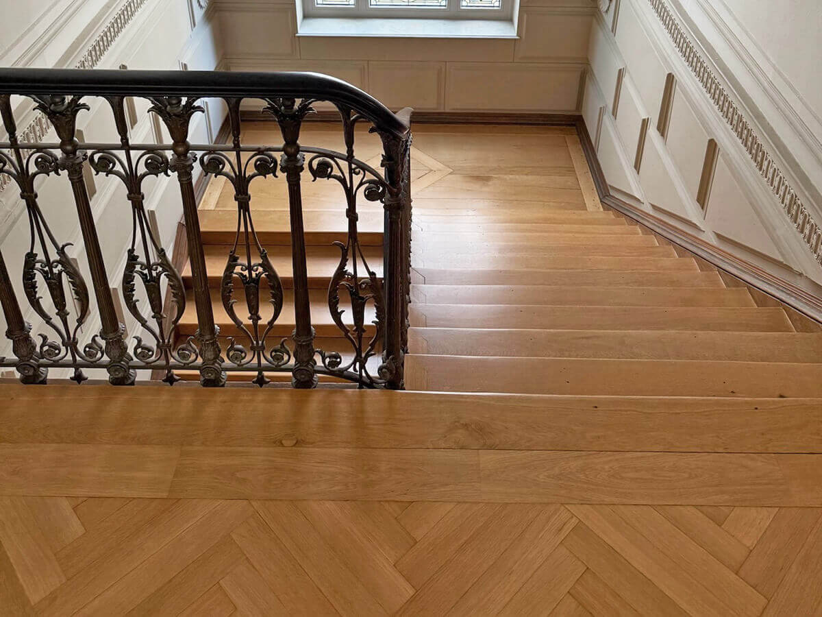 Geschliffenes und neu lackiertes Parkett im Treppenhaus der Degussa Bank im Frankfurter Westend
