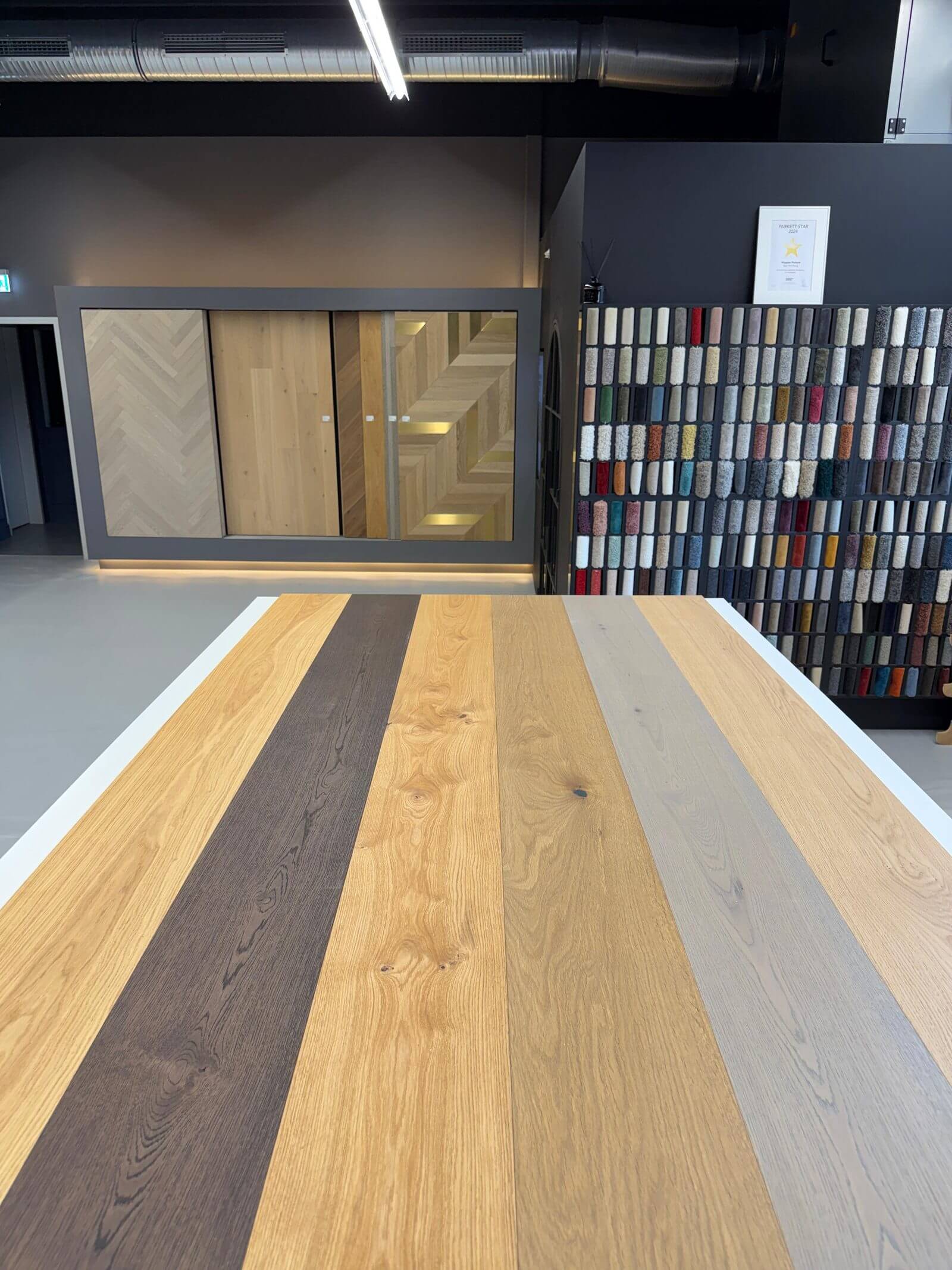Mustertisch mit Holzarten und Oberflächen im Showroom Friedrichsdorf