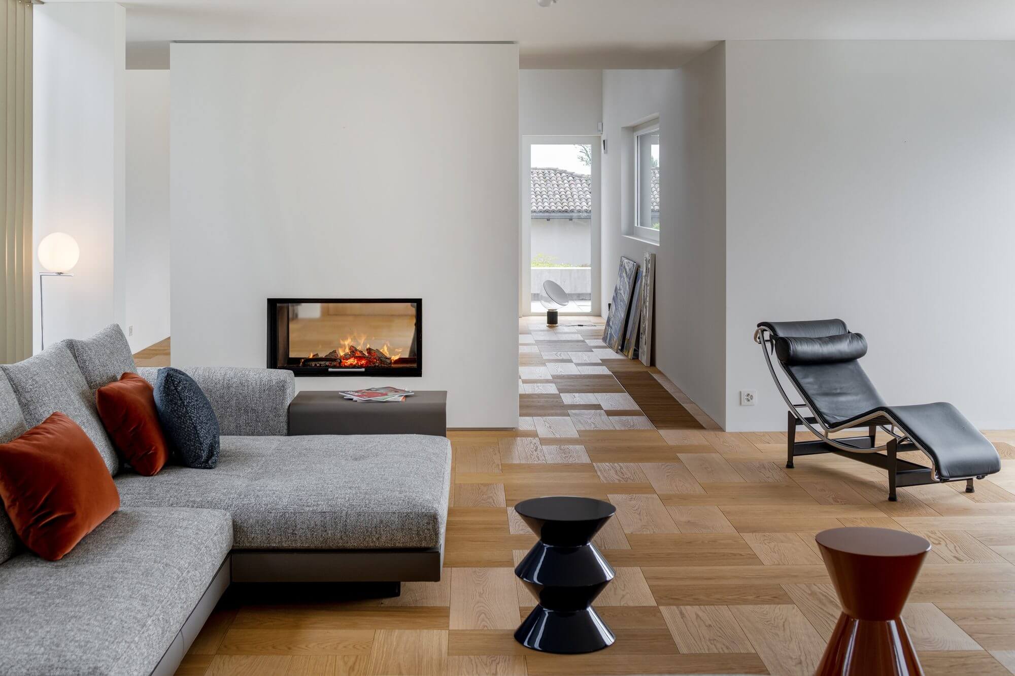 Wohnraum mit Kamin und Bauwerk Parkett Formpark in Eiche