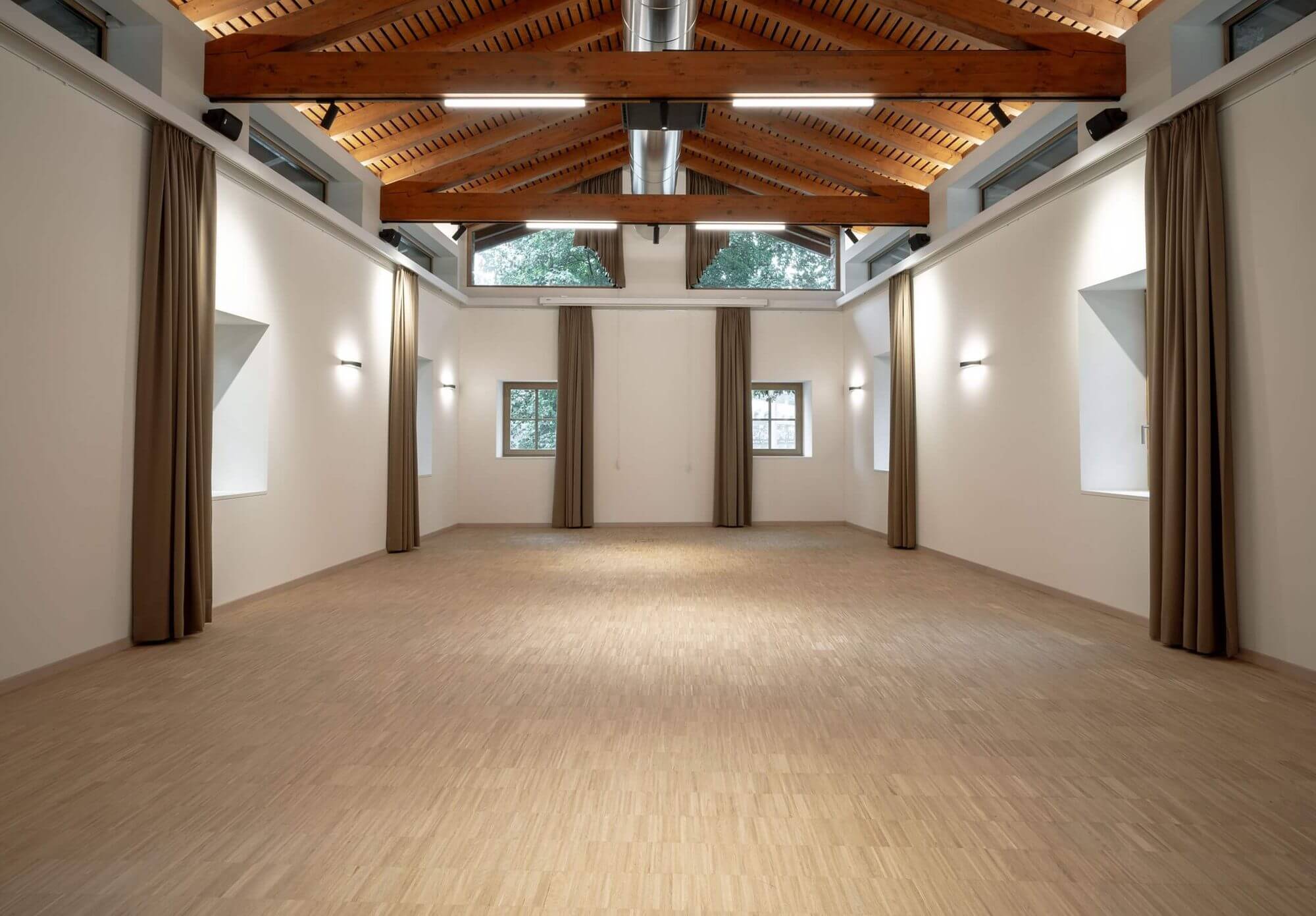 Raum mit Bauwerk Kloetzli-Parkett Hochkant in Eiche