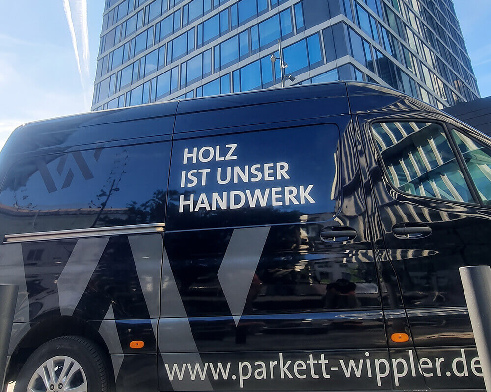 Firmenwagen von Wippler Parkett vor dem Grand Tower in Frankfurt