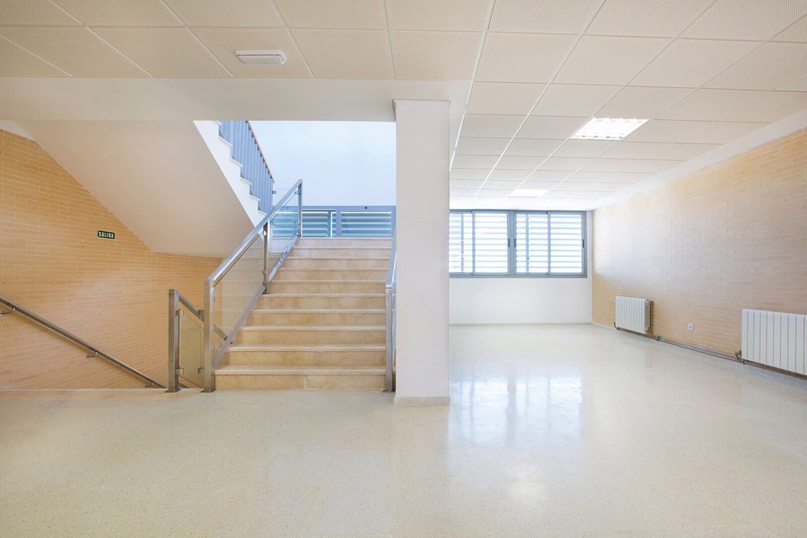 Heller Kautschukboden im Treppenhaus eines öffentlichen Gebäudes