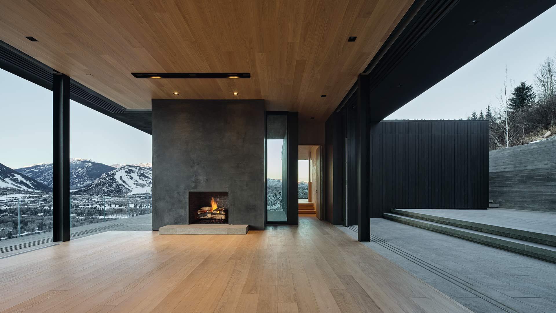 Wohnraum mit Kamin und Listone Giordano Classica Eiche Michelangelo