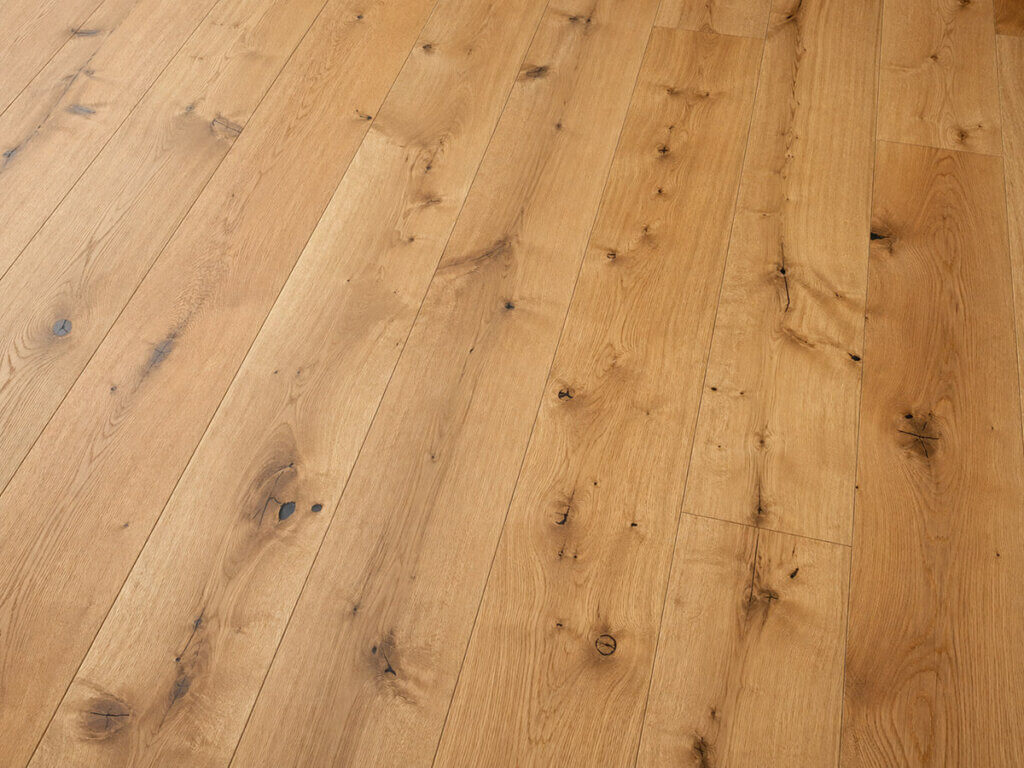 Landhausdiele aus Eiche in markanter Sortierung, gebürstet und natur geölt