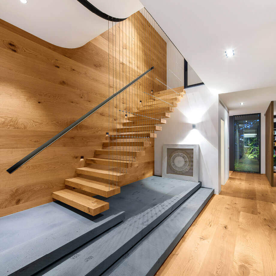 Freitragende Eichentreppe mit Holzwand und Eichendielen als Inspiration für Holz im Wohnraum