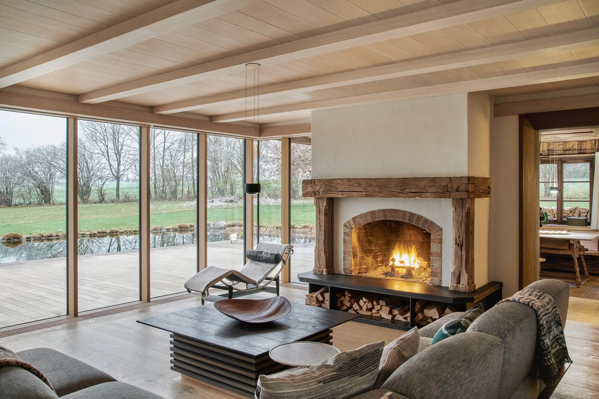 Wohnraum mit Kamin und Diele von Schotten und Hansen in Eiche