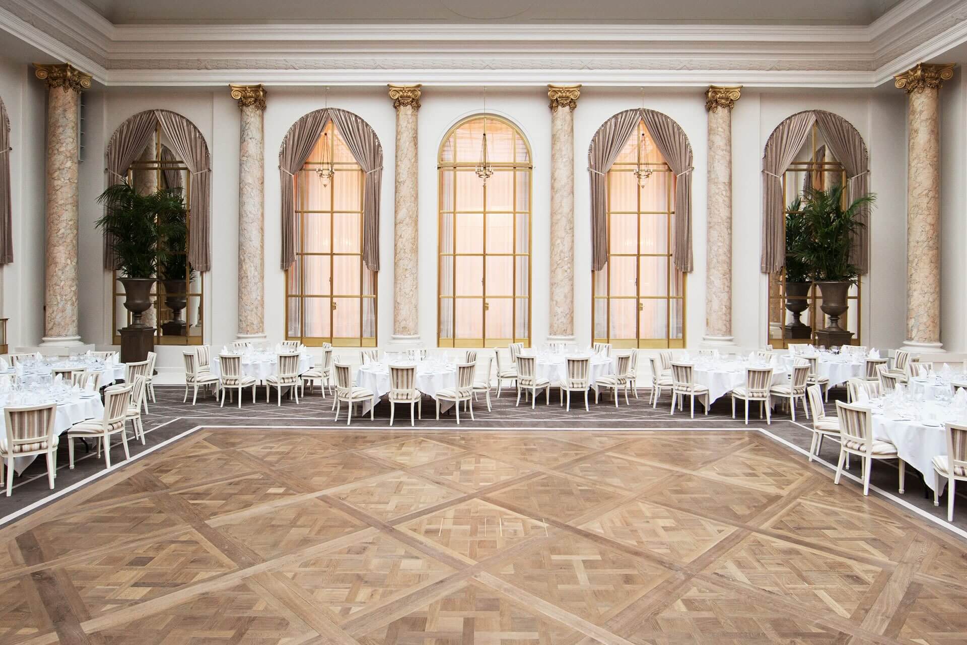 Ballsaal mit Tafelparkett Versailles von Schotten und Hansen