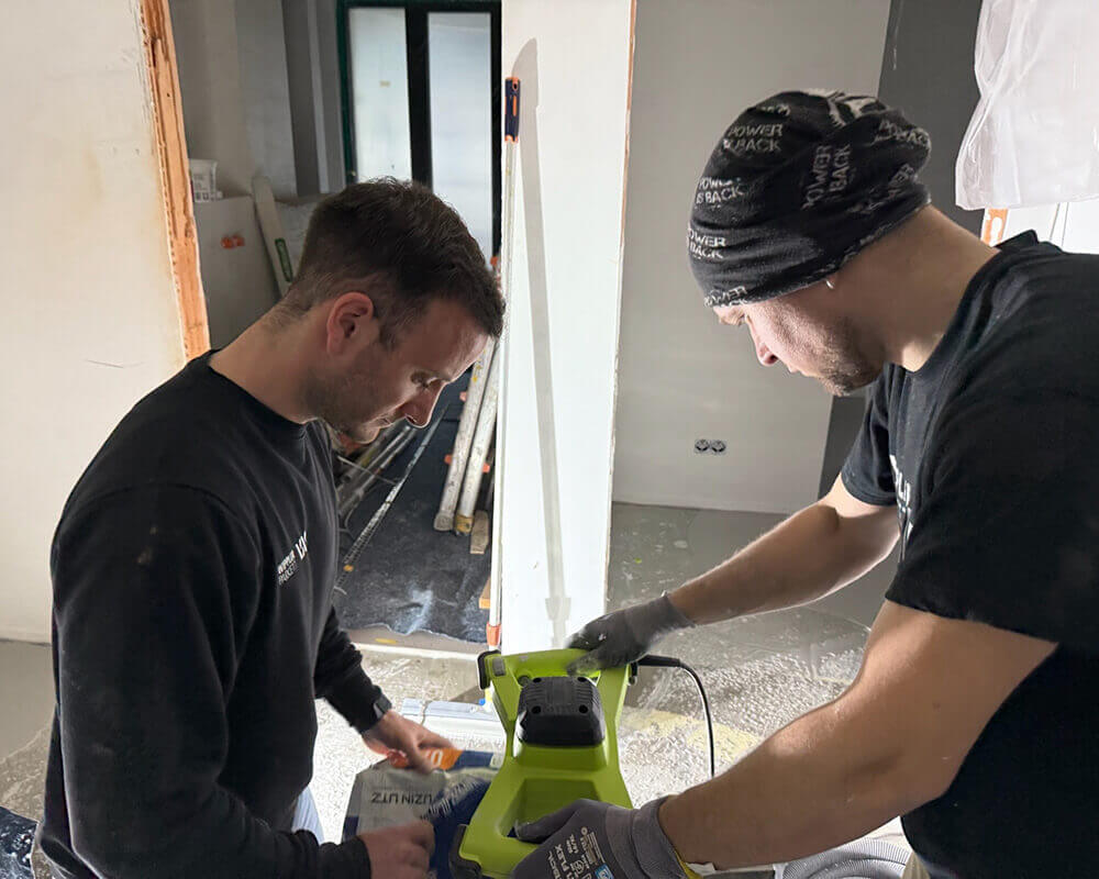 Zwei Parkettleger von Wippler Parkett bei der Arbeit auf einer Baustelle im Raum Frankfurt