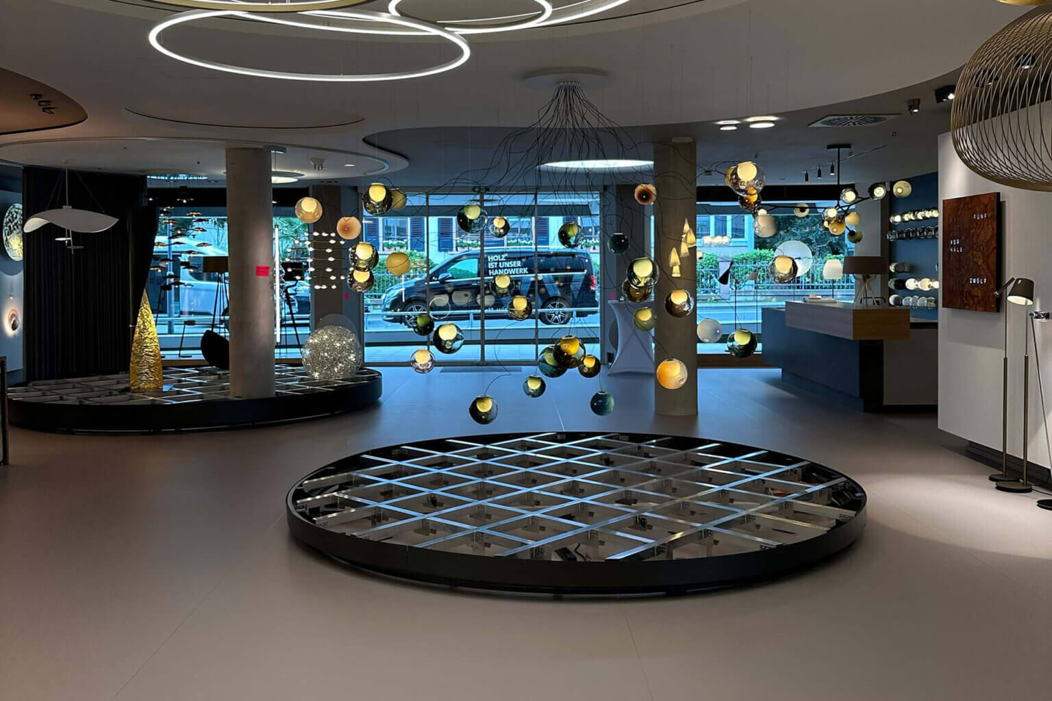 Designboden in heller Betonoptik in einem großen Ladengeschäft mit Leuchtenausstellung